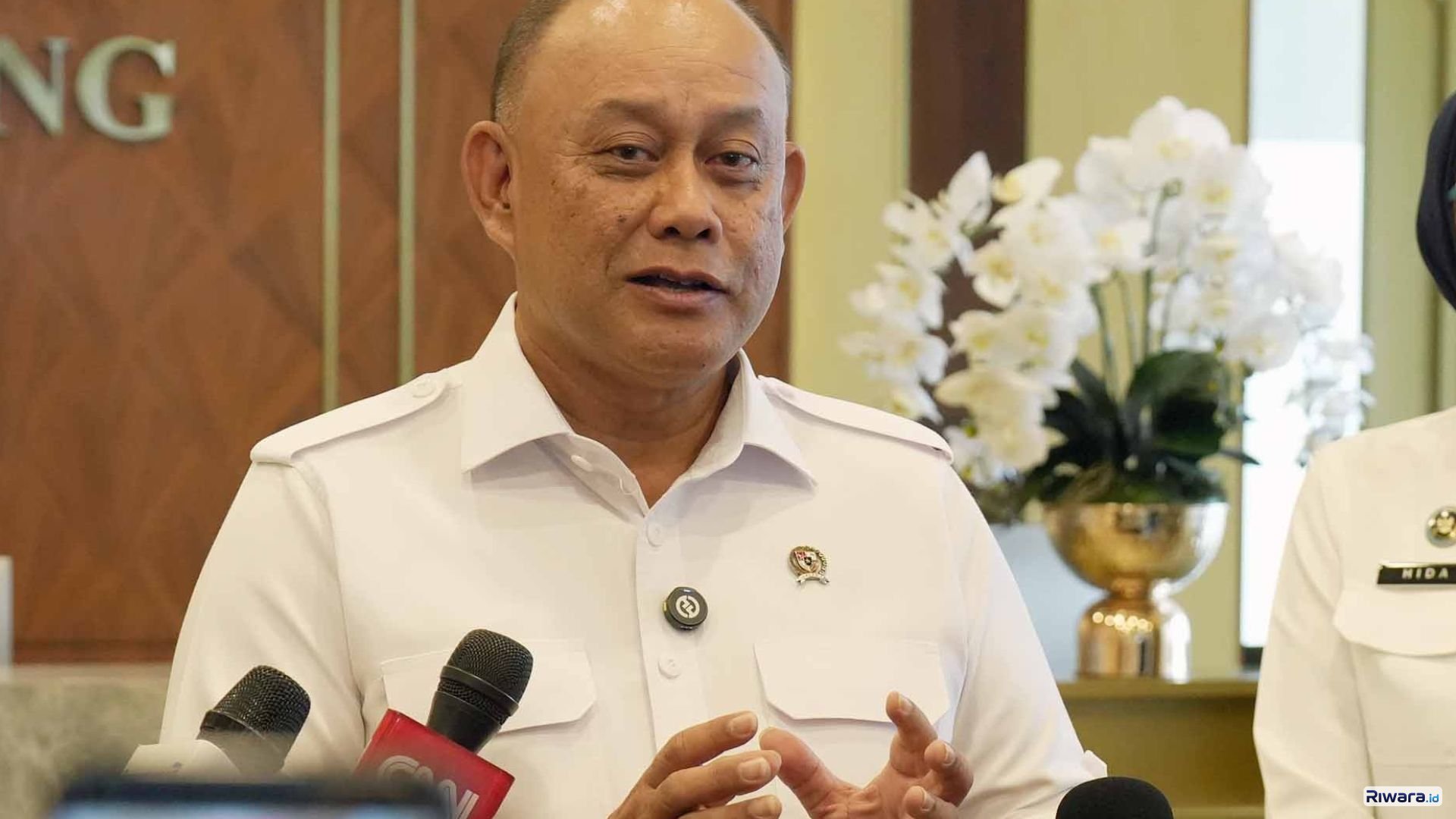 Kepala Badan Gizi Nasional (BGN) Dadan Hindayana memberikan keterangan kepada wartawan usai bertemu dengan Jaksa Agung ST Burhanuddin di Gedung Kejaksaan Agung,Jakarta, Selasa (17/3/2026)